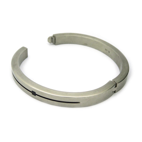 Xen stainless steel onyx mans bracelet showing hinge